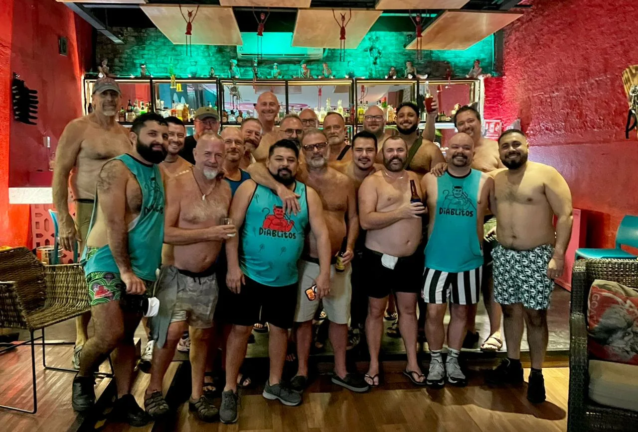 La gente de Tummy Tuesday en la barra de Diablitos Cantina, varios con camisetas de Diablitos